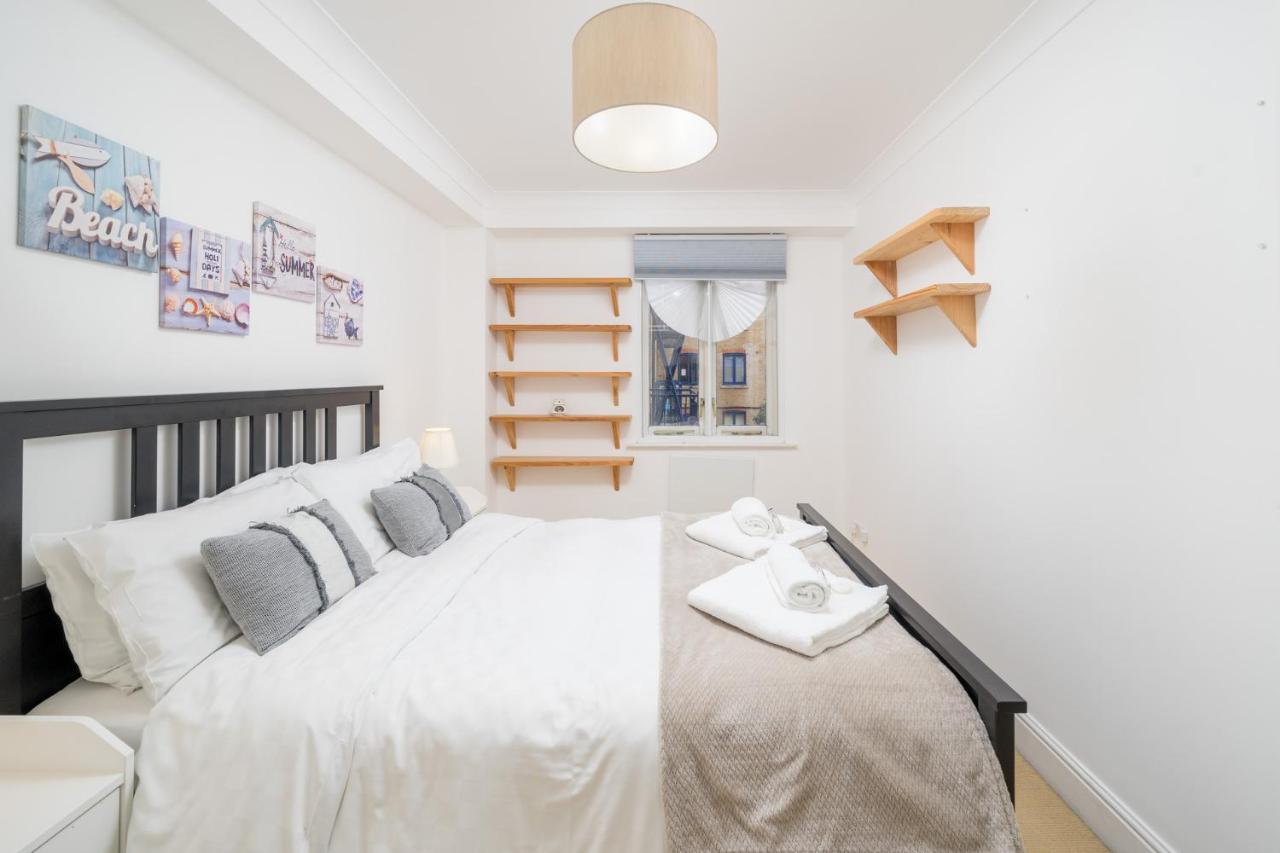 Crossharbour Canary Wharf 2 Bed Duplex Apartment 런던 외부 사진